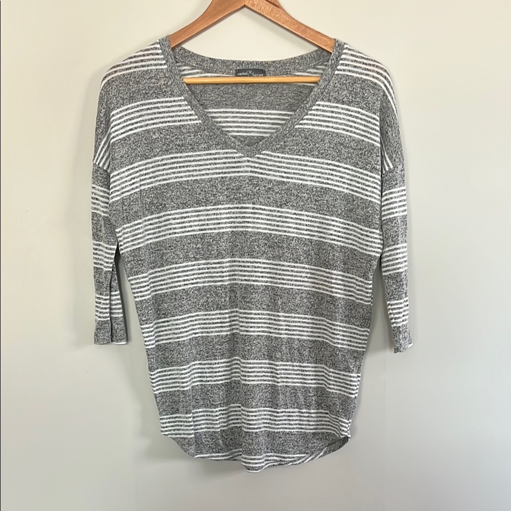 Market & Spruce Gray and White Knit Top